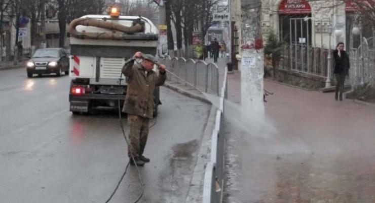 В Крыму оккупанты дефицитной питьевой водой моют улицы