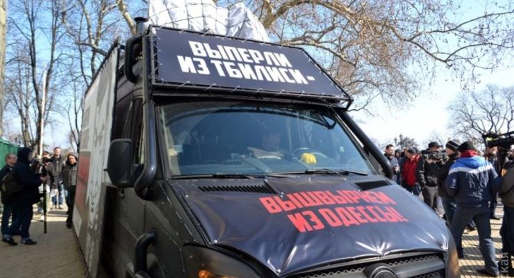 В Одессе разгромили автобус Дарта Вейдера за плакат с Саакашвили