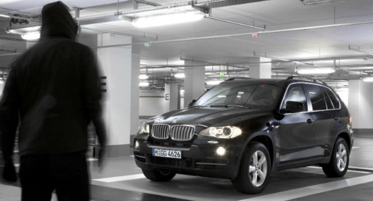 В Киеве водитель BMW не смог помешать угонщику