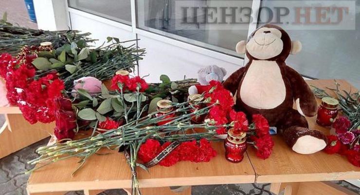 Крушение самолета в Ростове: россияне несут цветы в аэропорт