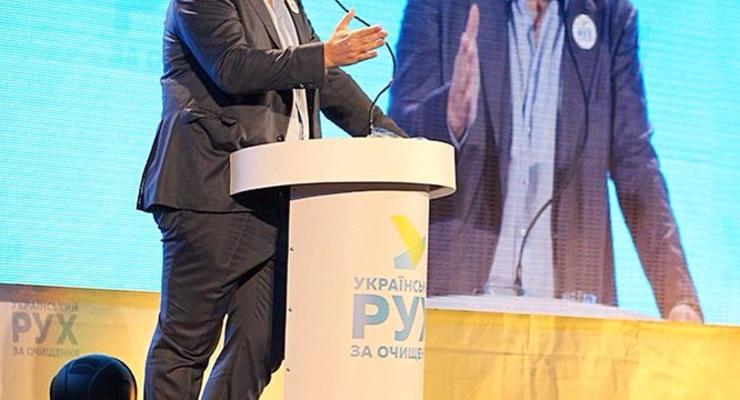 Саакашвили выступил перед публикой с заправленной в носок штаниной