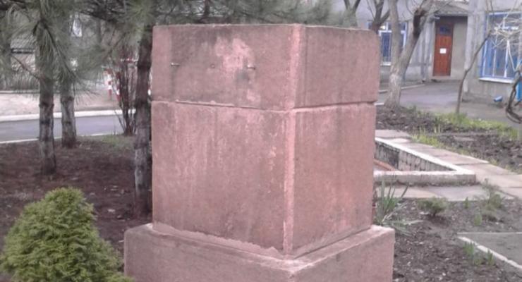 В Мариуполе чиновница решила спрятать памятник Дзержинскому