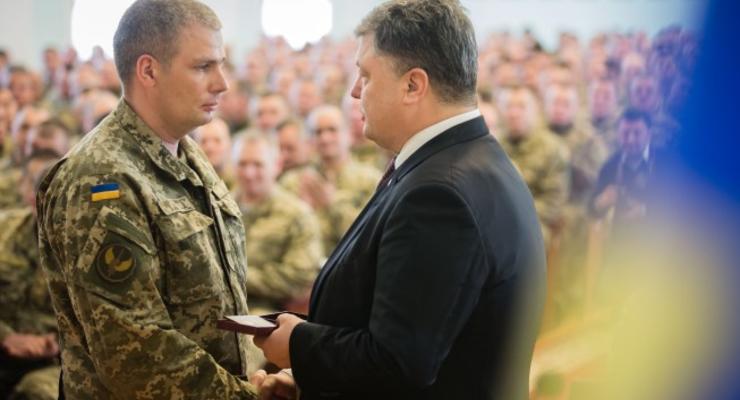 Порошенко наградил военных, которые отличились в боях за аэропорт
