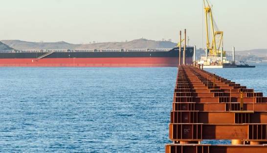 Турецкое судно протаранило опоры моста через Керченский пролив