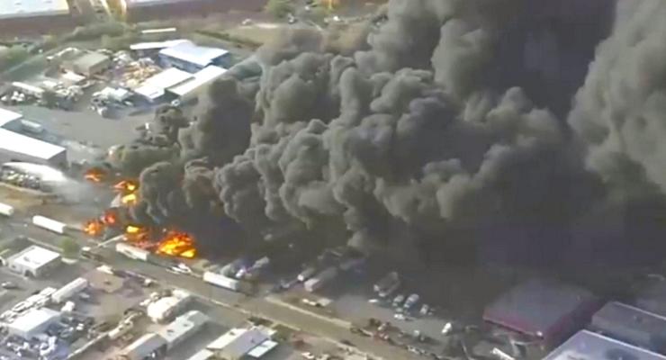 В США на заводе по утилизации отходов - масштабый пожар