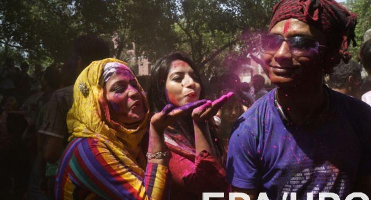 Буйство красок: в Индии стратовал праздник Холи