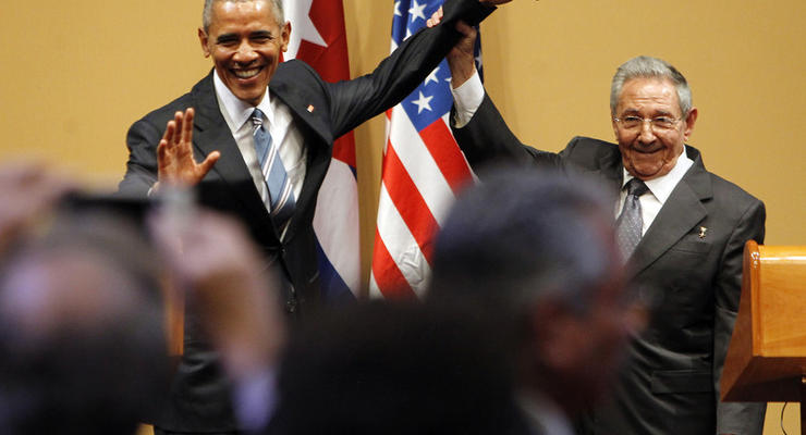 Кастро не позволил Обаме похлопать себя по плечу