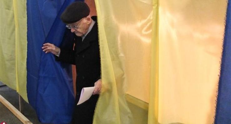 ОПОРА: возле участка в Кривом Роге избирателям дают деньги