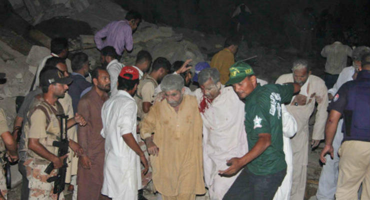 В центре Лахора в Пакистане взорвали бомбу: полсотни погибших