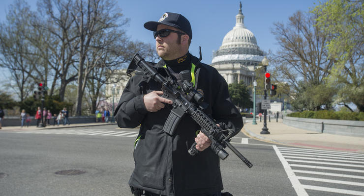 В Вашингтоне полиция оцепила Капитолий