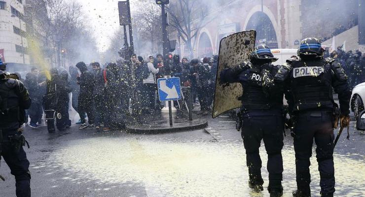 Во Франции проходят многотысячные демонстрации: полиция применила газ