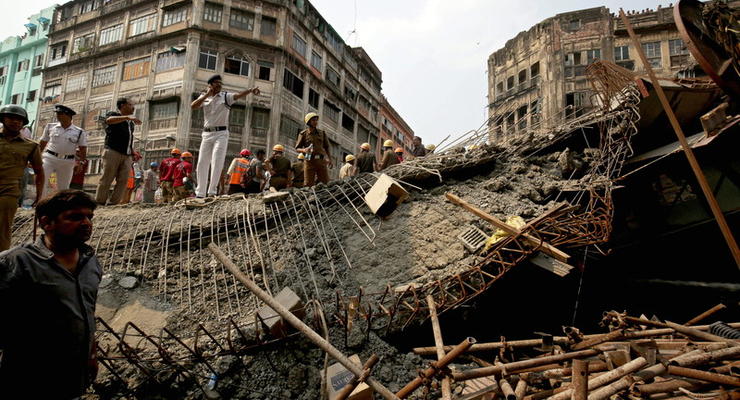 В Индии в результате обрушения эстакады погибли 14 человек