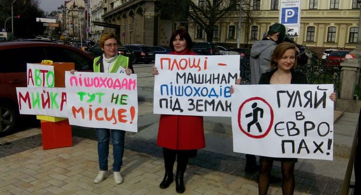 В Киеве митинговали против паркинга на Михайловской площади