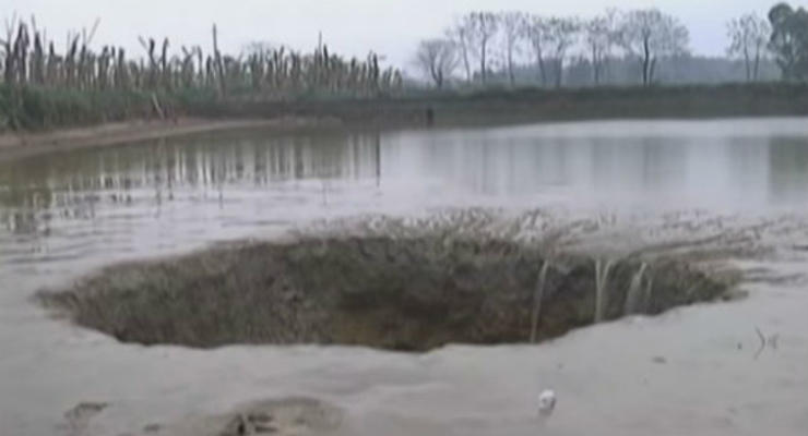 В Китае озеро с 25 тоннами рыбы провалилось под землю