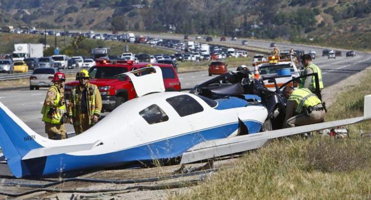 В Калифорнии самолет упал на шоссе с автомобилями