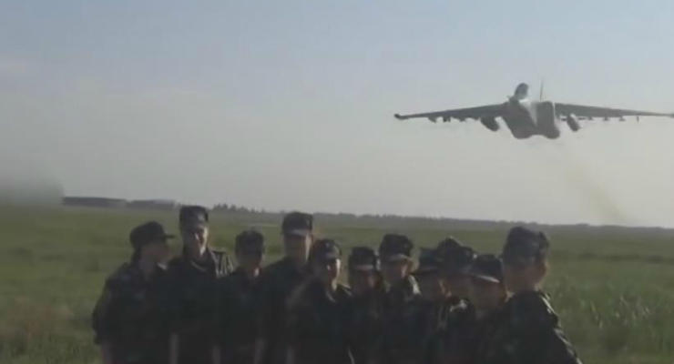 Штурмовик Су-25 во время полета едва не коснулся земли