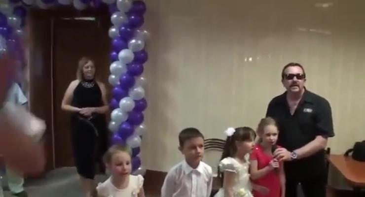"Аттестат в крови": на одном из утренников в РФ дети пели песни Бутырки