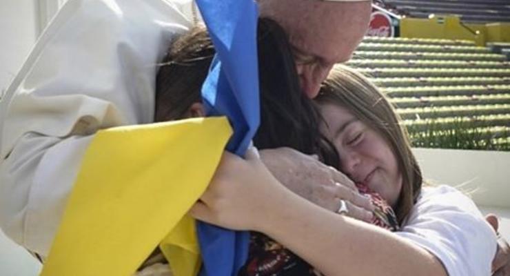 Папа Франциск опубликовал трогательное фото с детьми с синдромом дауна