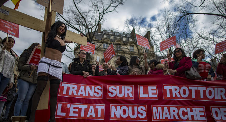 Парламент Франции поддержал криминализацию клиентов проституток