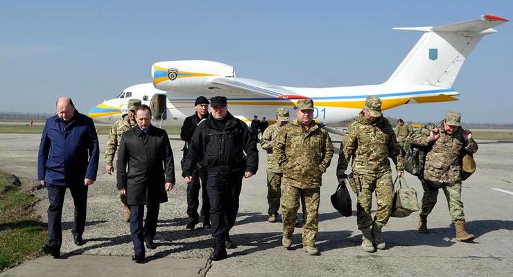 Турчинов в зоне АТО: Военным в Авдеевке нужно современное оружие