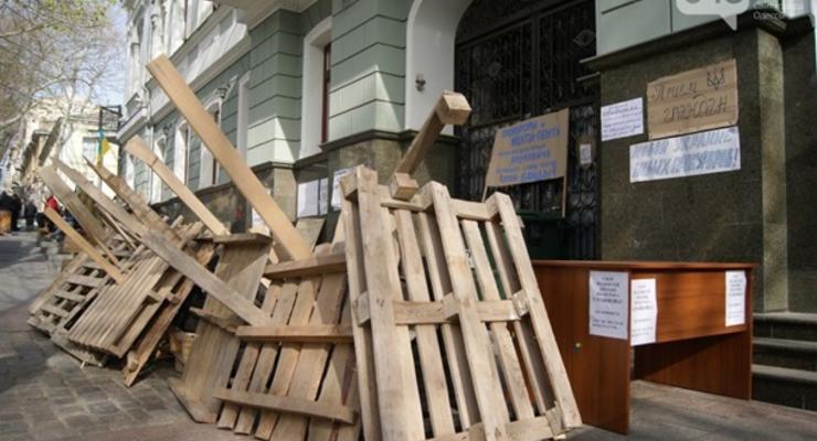 В Одессе возле  областной прокуратуры  установили баррикады
