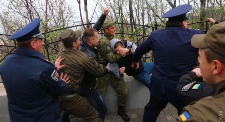 В Одессе подрались из-за георгиевской ленты и жестко разогнали активистов