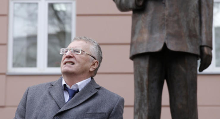 Я памятник себе воздвиг нерукотворный: в Москве появилась скульптура Жириновского