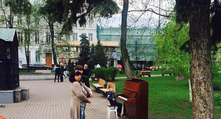 В Киеве на Подоле появилось уличное пианино