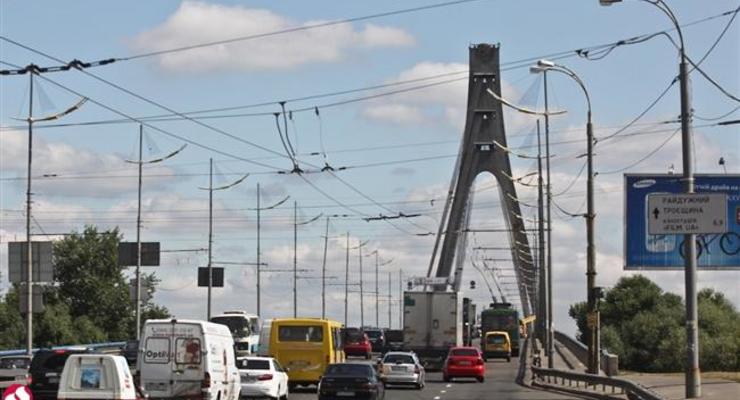 В Киеве на Московском мосту водитель насмерть сбил ремонтника