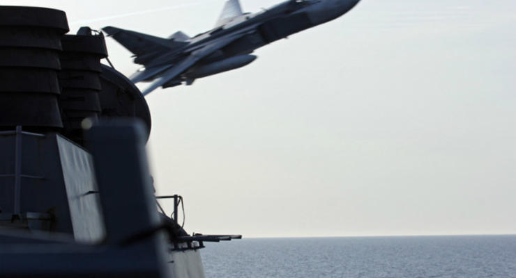 Российские Су-24 пролетели вблизи эсмница США: Белый дом ответил