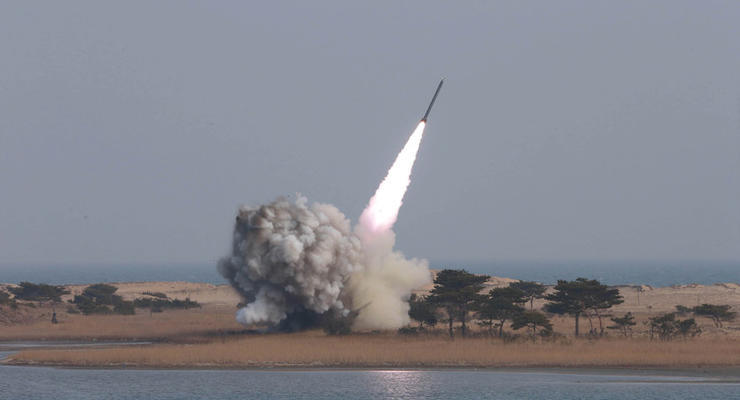 Северная Корея неудачно запустила баллистическую ракету