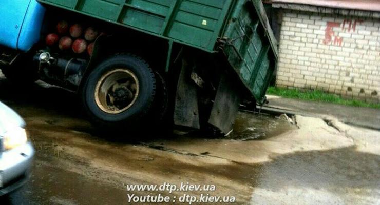 В Киеве ЗИЛ провалился в яму на дороге