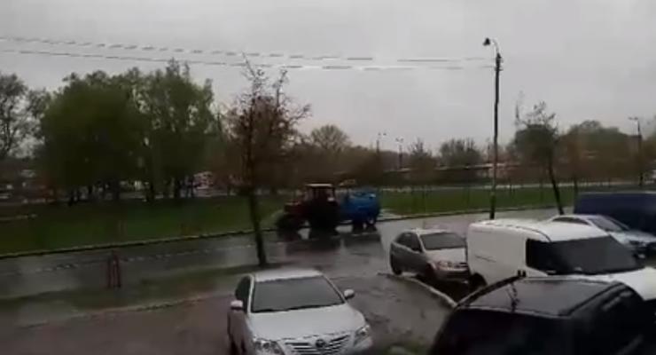 В Киеве во время дождя поливали деревья