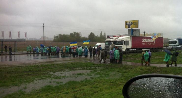 Неизвестные перекрыли движение на Окружной в Киеве