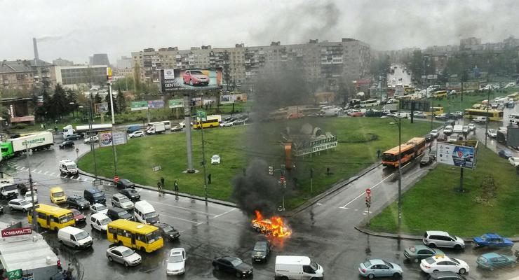 На Дарницкой площади в Киеве посреди дороги сгорело  авто