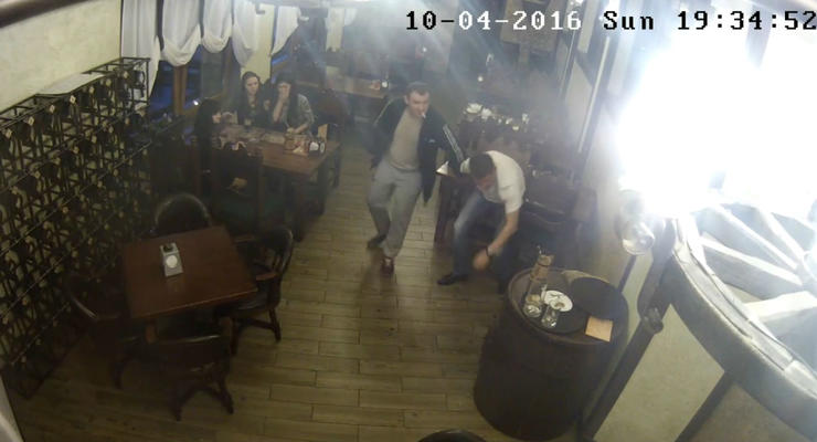 В Донецке во время драки в кафе пьяный порезал официанту горло