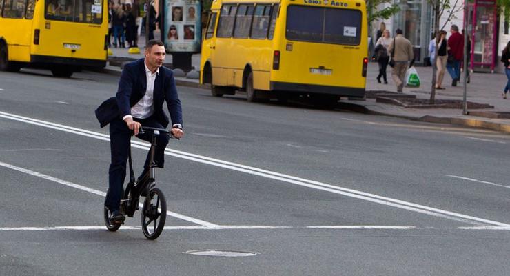 Кличко проехал по центру столицы на велосипеде за $4000
