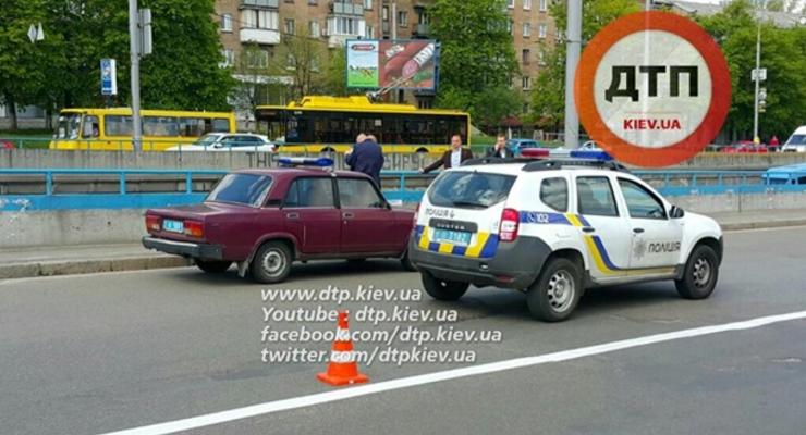 В Киеве женщина попала под колеса полицейской машины