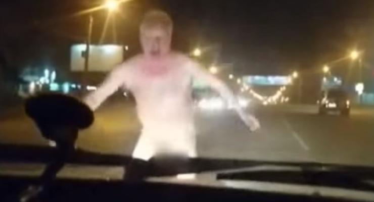 В Челябинске голый мужчина напал на такси
