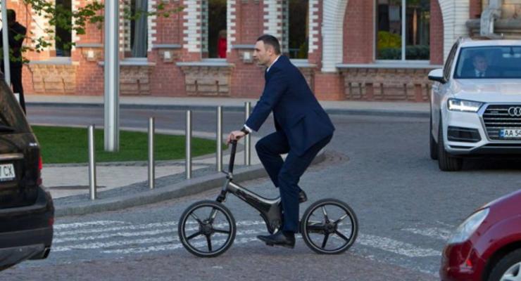 Костюм цел: Кличко прокомментировал свое падение с велосипеда