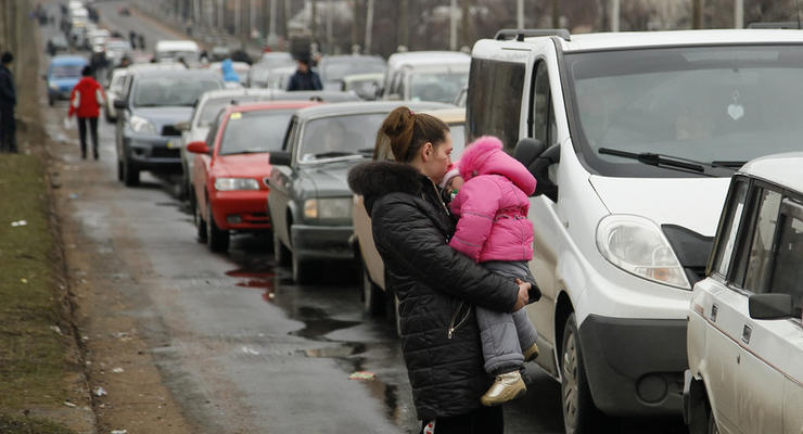 Взятки в гривнах и бесконечные очереди: как пересекают линию разграничения на Донбассе