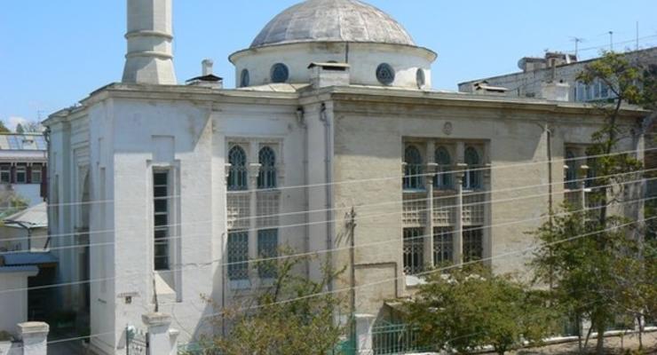В мечети Севастополя после молитвы устроили проверку документов