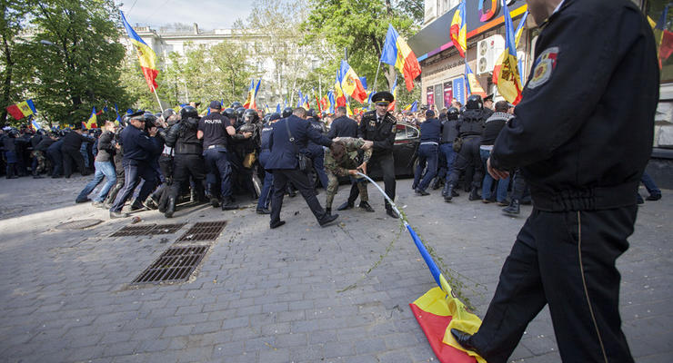 В Кишиневе пострадали 14 полицейских в столкновениях на митинге