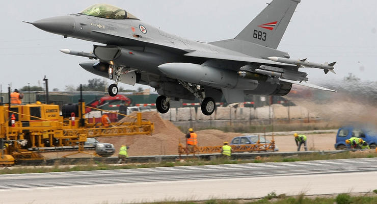 Норвежский истребитель F-16 по ошибке обстрелял вышку с военными