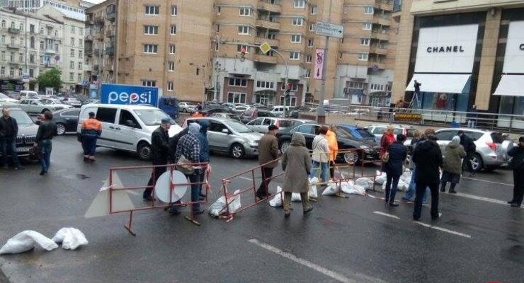 Улицу Бассейную в Киеве перекрыли местные жители