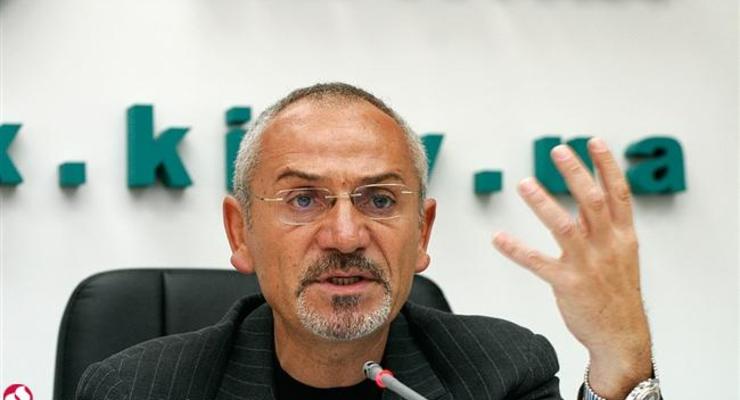 Шустер объявил голодовку до возобновления разрешения на работу