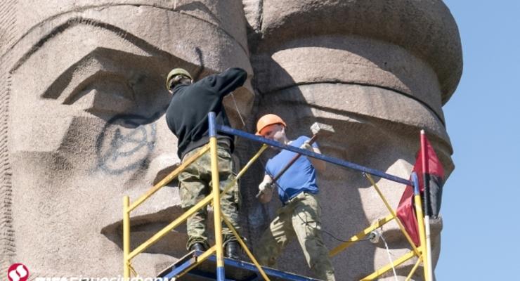 Декоммунизация или вандализм: кто и как должен сносить памятники