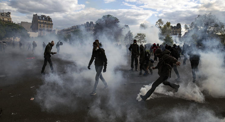 Протесты во Франции: в ход шли дубинки, гранаты, пылали автомобили
