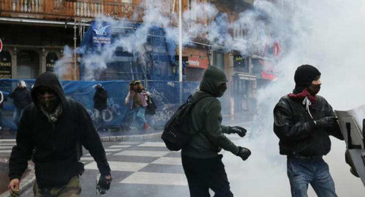 Во Франции на митинге протеста ранены 24 полицейских