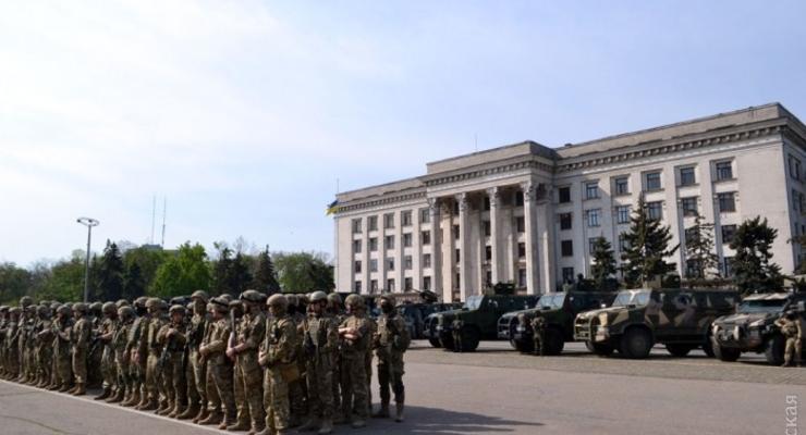 На Куликово поле в Одессе вывели силовиков и военную технику